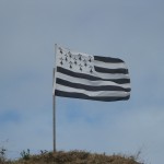 Die bretonische Fahne falttert im Wind.