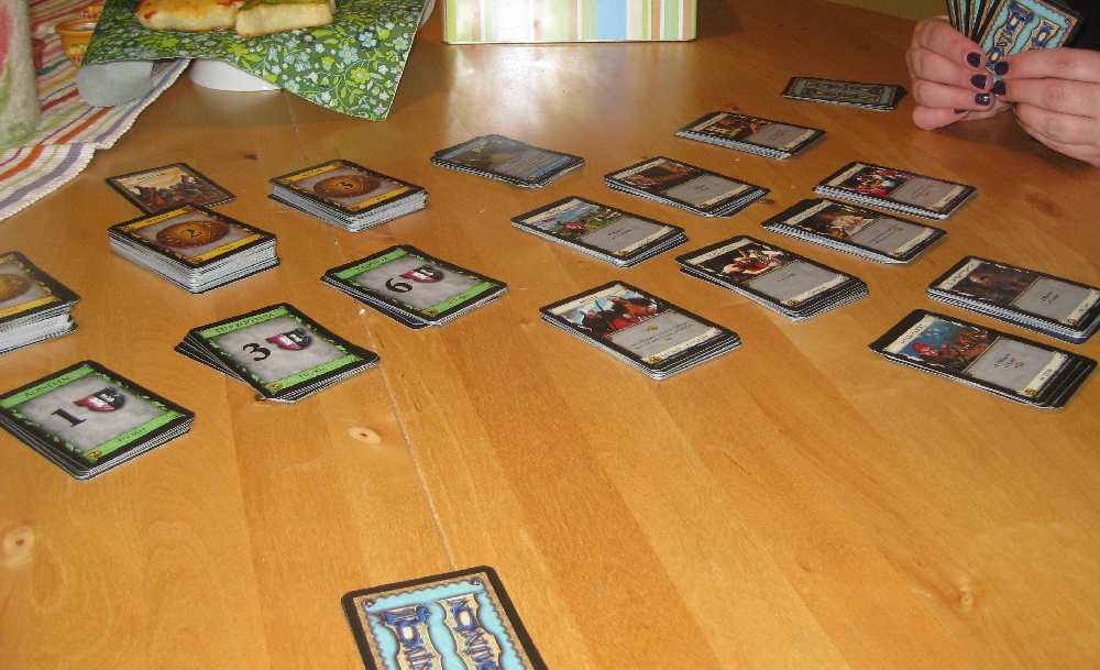 Das Kartenspiel Dominion ist auf einem Tisch aufgebaut.