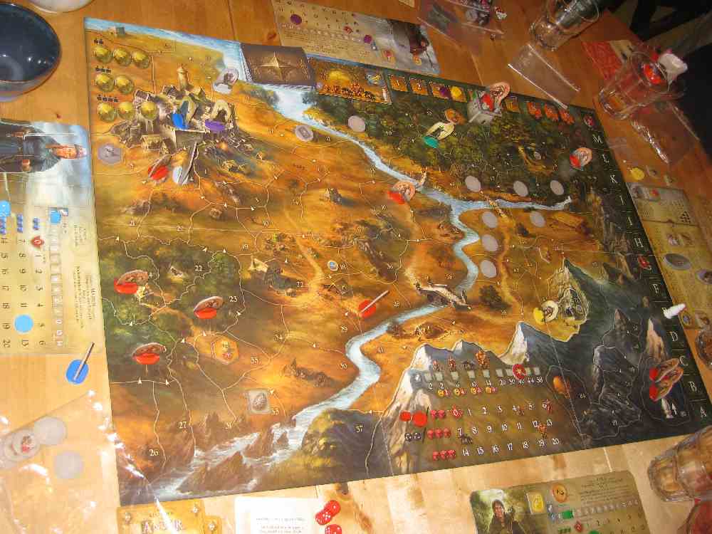 Spielplan und Figuren der Legenden von Andor, aufgebaut für die zweite Legende "Die Heilung des Königs".