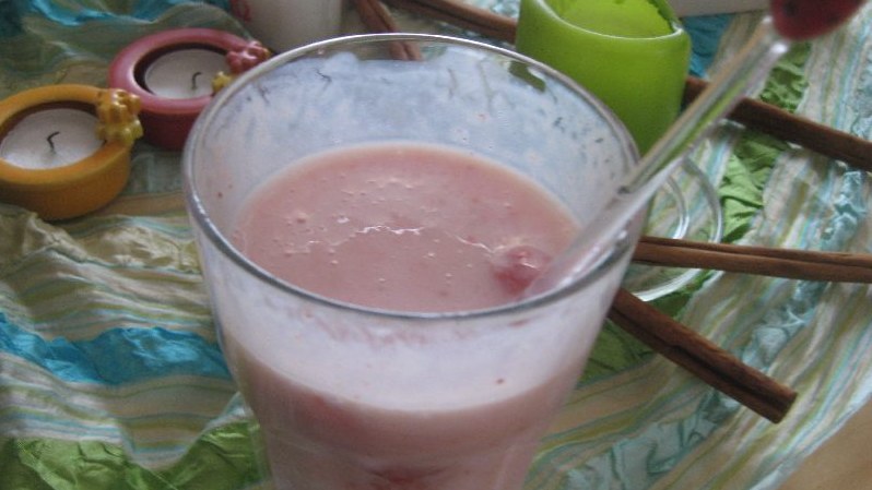 Eiskalte Erdbeeren: Ein Glas mit selbstgemachter Erdbeerbuttermilch