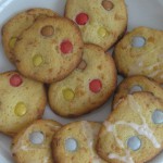 Viele Kekse auf einem weißen Teller