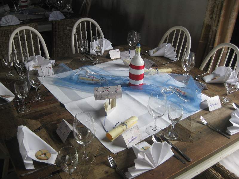 Blick auf einen Tisch mit maritimer Deko