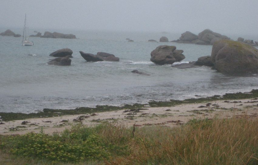 Blick auf die "Cote rocheuse" bei grauem Himmel und leichtem Nieselregen