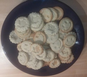 Kekse liegen zum Auskühlen auf einem Teller