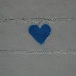 Blaues Herz auf weißer Wand