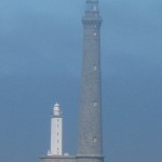 Der Granitleuchtturm der Ile vierge und sein kleinerer Vorgänger im Nebel