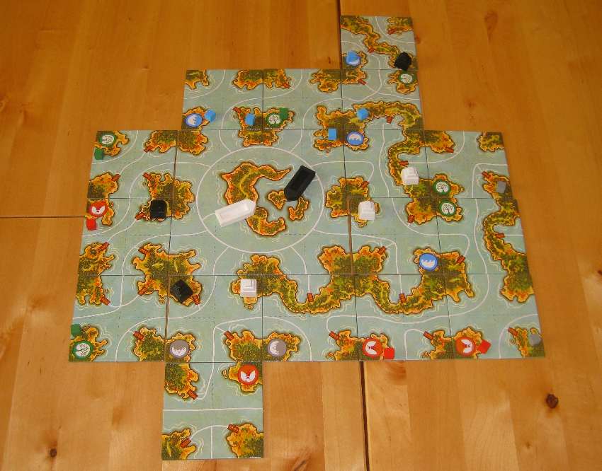 Spielplan von Akrotiri mit einigen angelegten Inselkärtchen