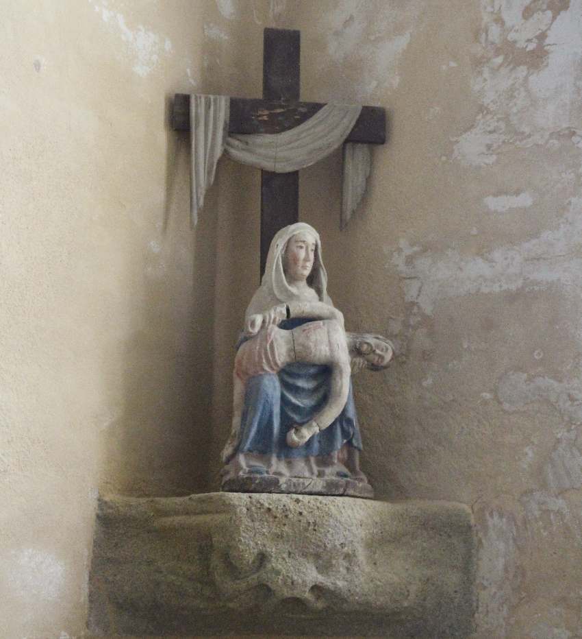 Pieta aus Holz in einer Nische der Chapelle Notre-Dame de Penhors in Pouldreuzic