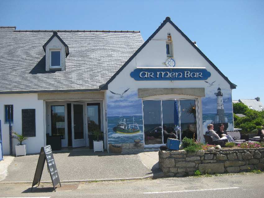 Fassade des Restaurants Ar Men mit blauem Wandbild von Meer, Möwen und Leuchtturm