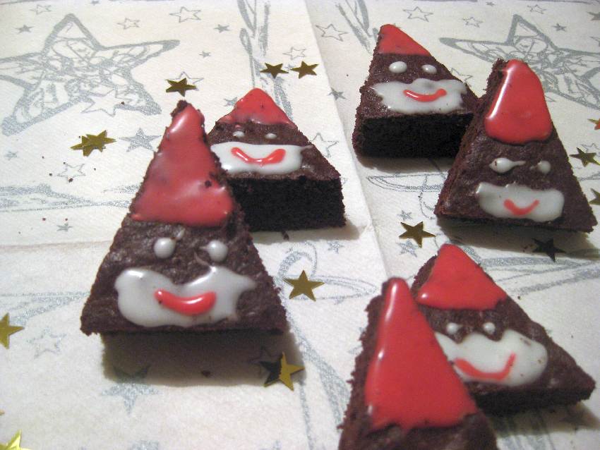 Weihnachtsmann-Plätzchen aus Brownies