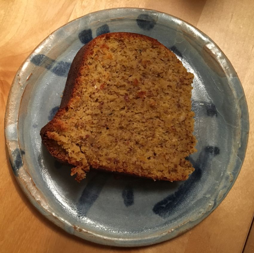 Stück vom Kürbis-Mandel-Kuchen auf einem Tellerchen